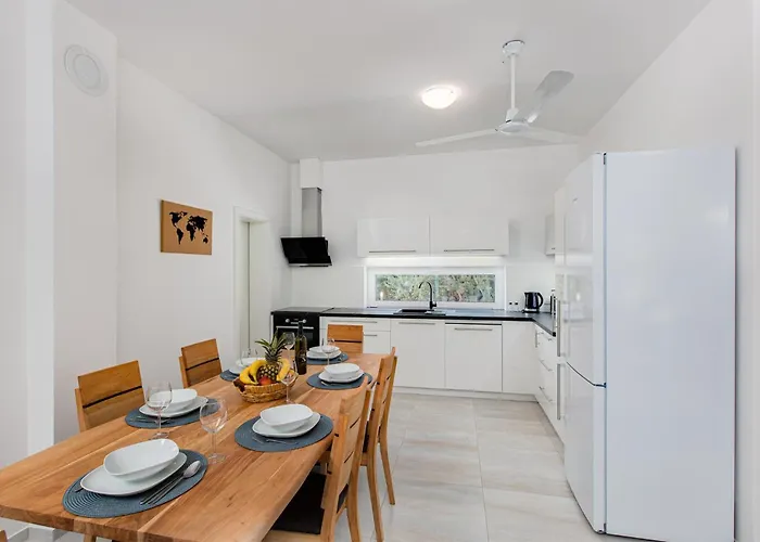 2 Bedroom Pet Friendly In Zestilac * Gostinjac