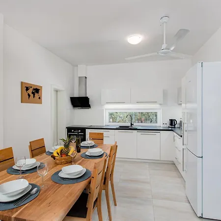 2 Bedroom Pet Friendly In Zestilac * Gostinjac