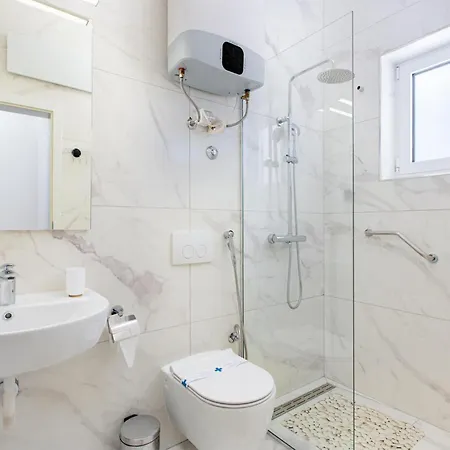 2 Bedroom Pet Friendly In Zestilac Holiday home
